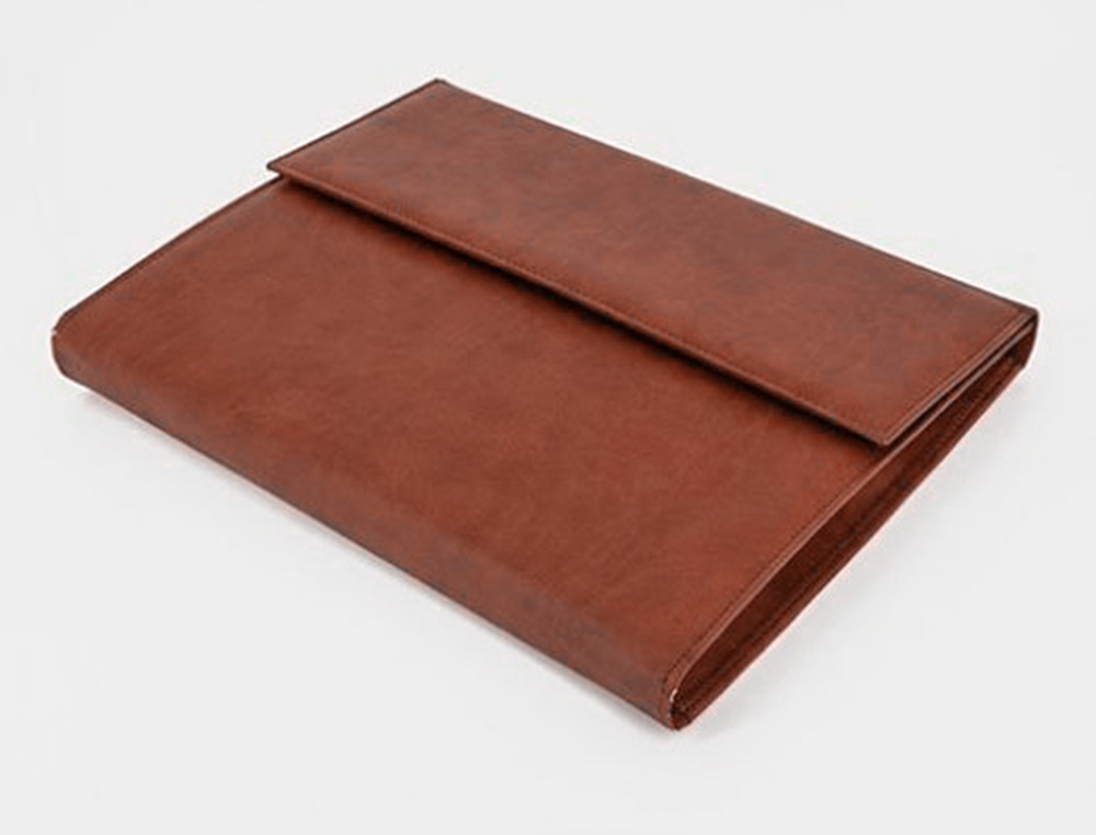 CSP - Carpeta portadocumentos artesania piel sintentica con doble cierre de iman color cuero 260x235x35 mm (Ref. 601513)