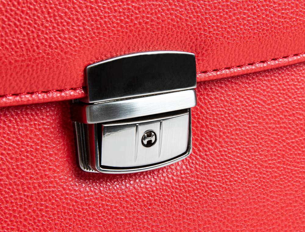 Q-CONNECT - Cartera portadocumentos con correa cierre metalico y departamentos interiores color rojo 390x280 (Ref. KF17243)