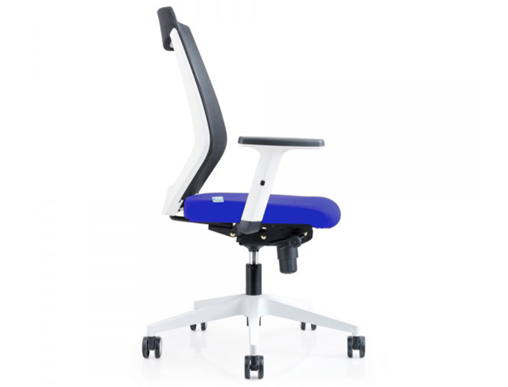 ROCADA - Silla de oficina con brazos regulables y respaldo malla negro tapizada en tela ignifuga azul color blanco (Ref. 908W-3)