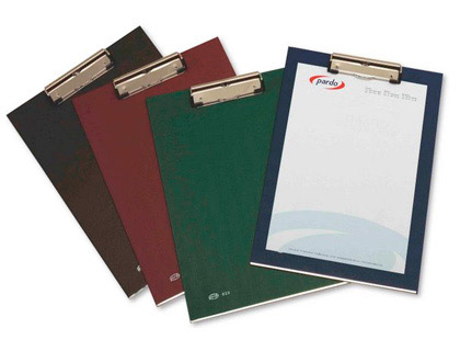 PARDO - PORTANOTAS CARTON FORRADO PVC FOLIO CON PINZA METALICA BURDEOS (Ref.82002)